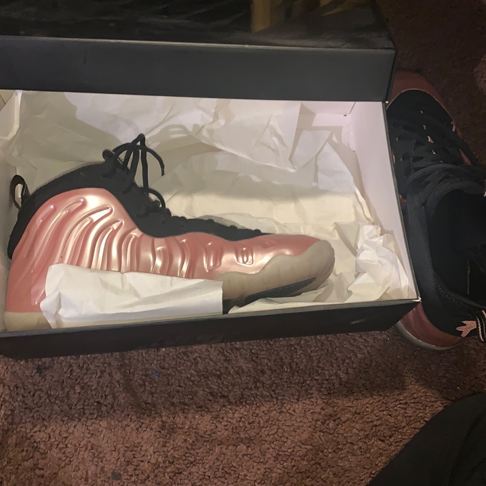 Rust pink/White-Black Nile Foams